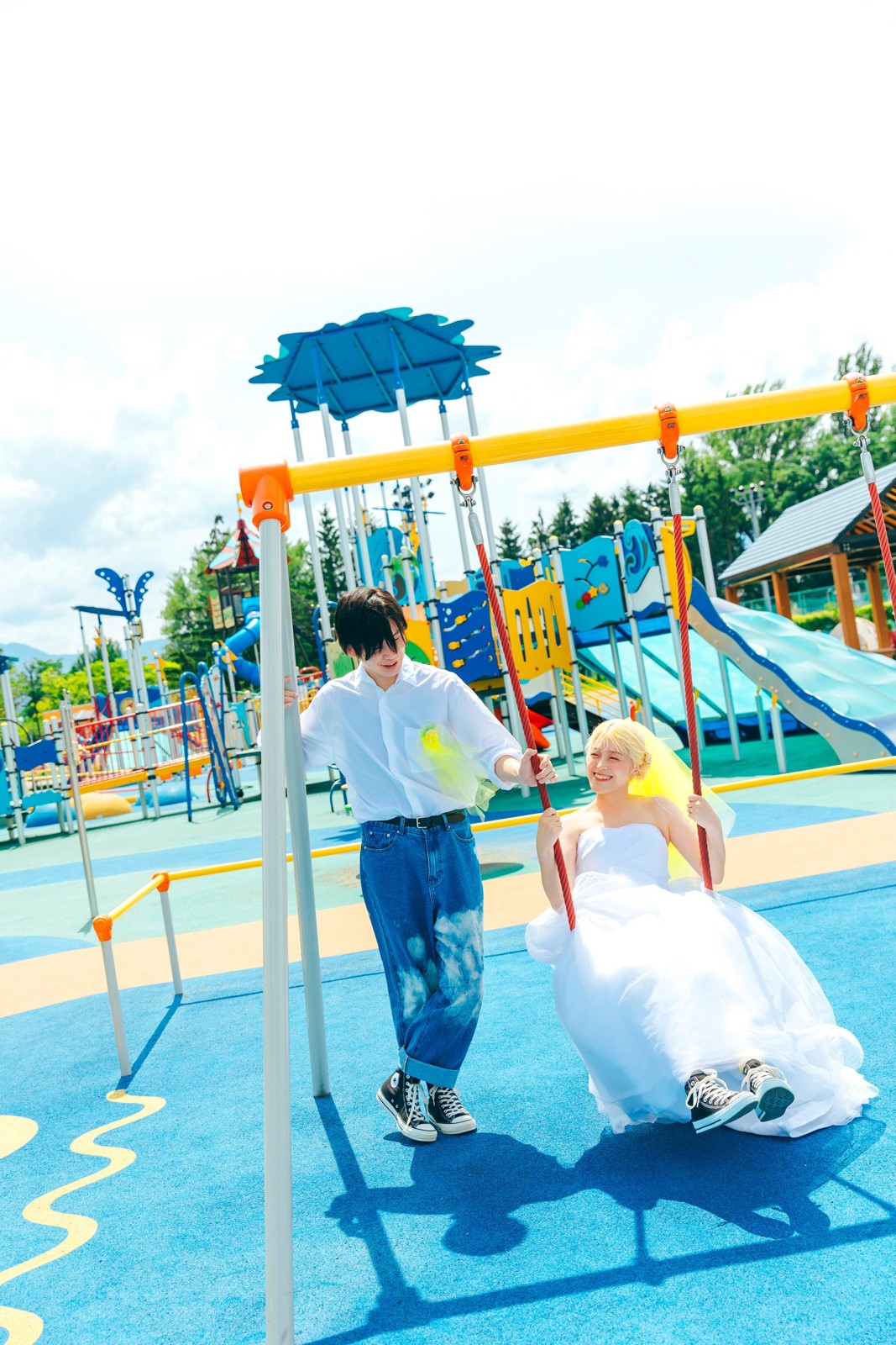 農試公園のブランコで戯れる新郎新婦