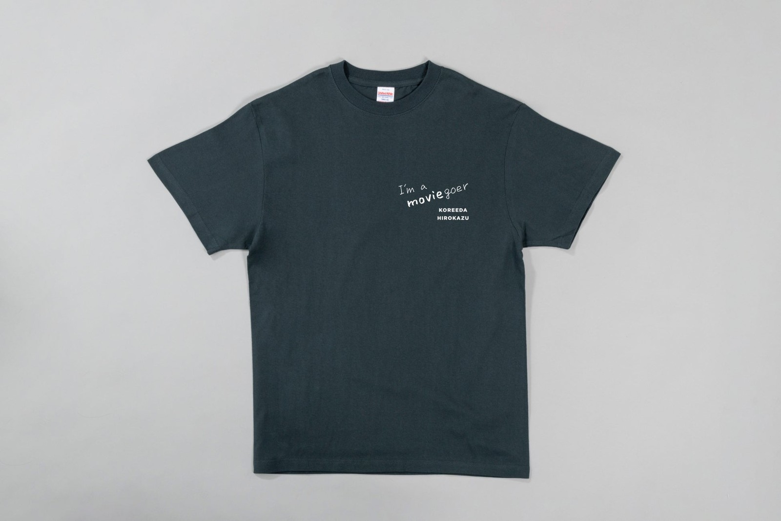 「I'm a moviegoerクリエイターTシャツ【是枝裕和】」のグレイッシュグリーンカラー
