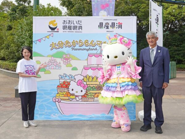 大分たからもんマルシェのフォトパネル前でのハローキティ