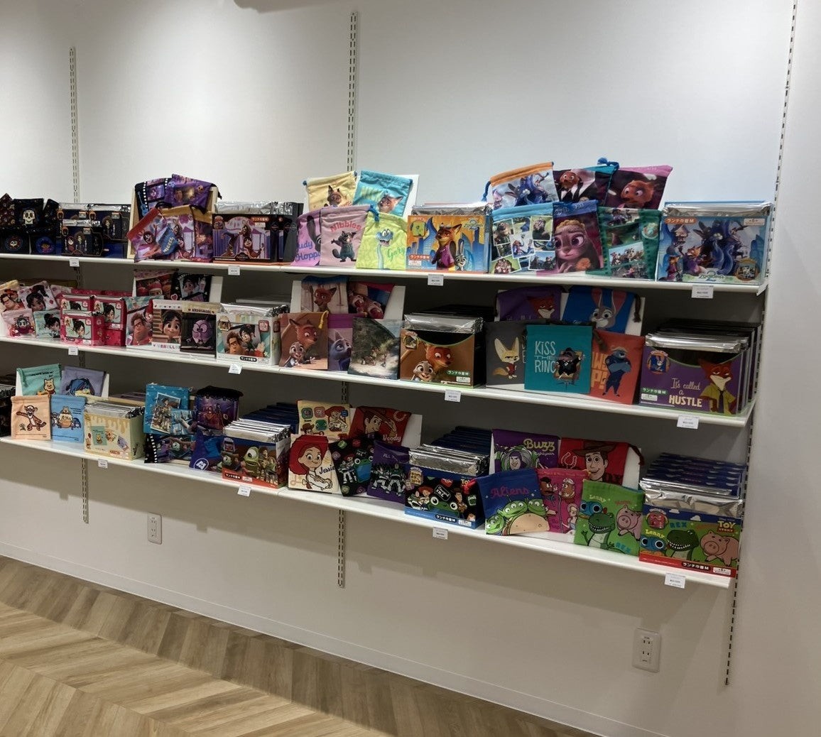 キャラクター雑貨が並ぶ店内