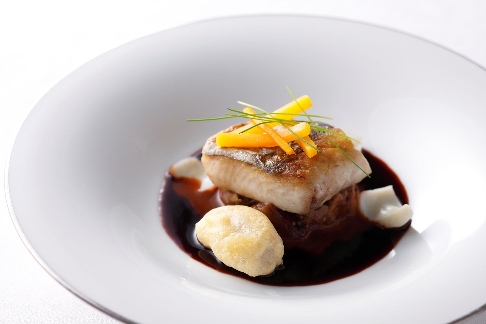 鰆のムニエルと焼き茄子のプレッセの魚料理