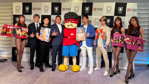 記者会見の集合写真