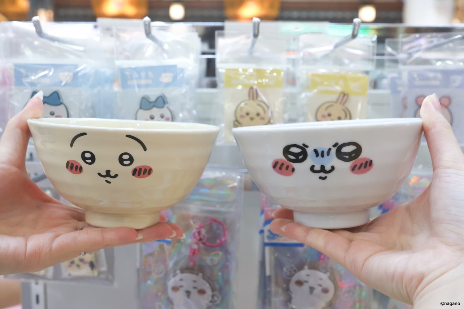 ちいかわとハチワレの顔を描いた茶碗