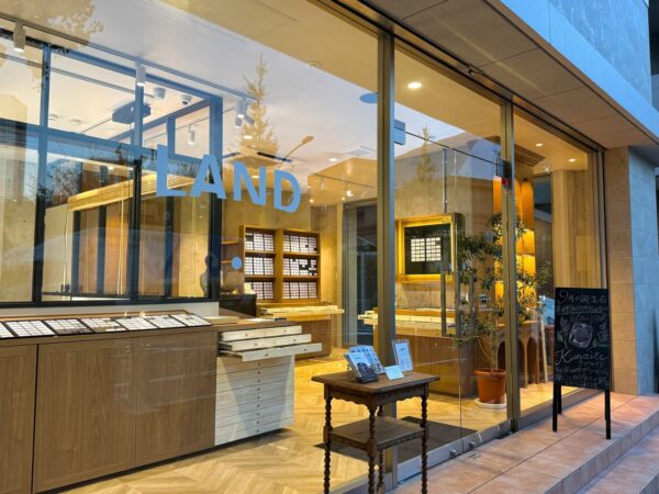 原宿にプレオープンした宝石店「LAND Harajuku trunk」の店内と外観