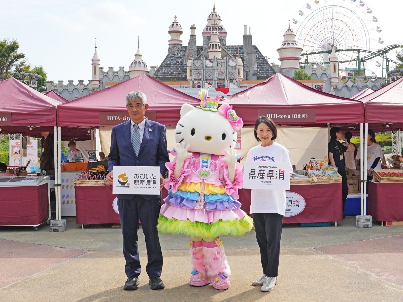開会式でのハローキティと関係者のフォトセッション