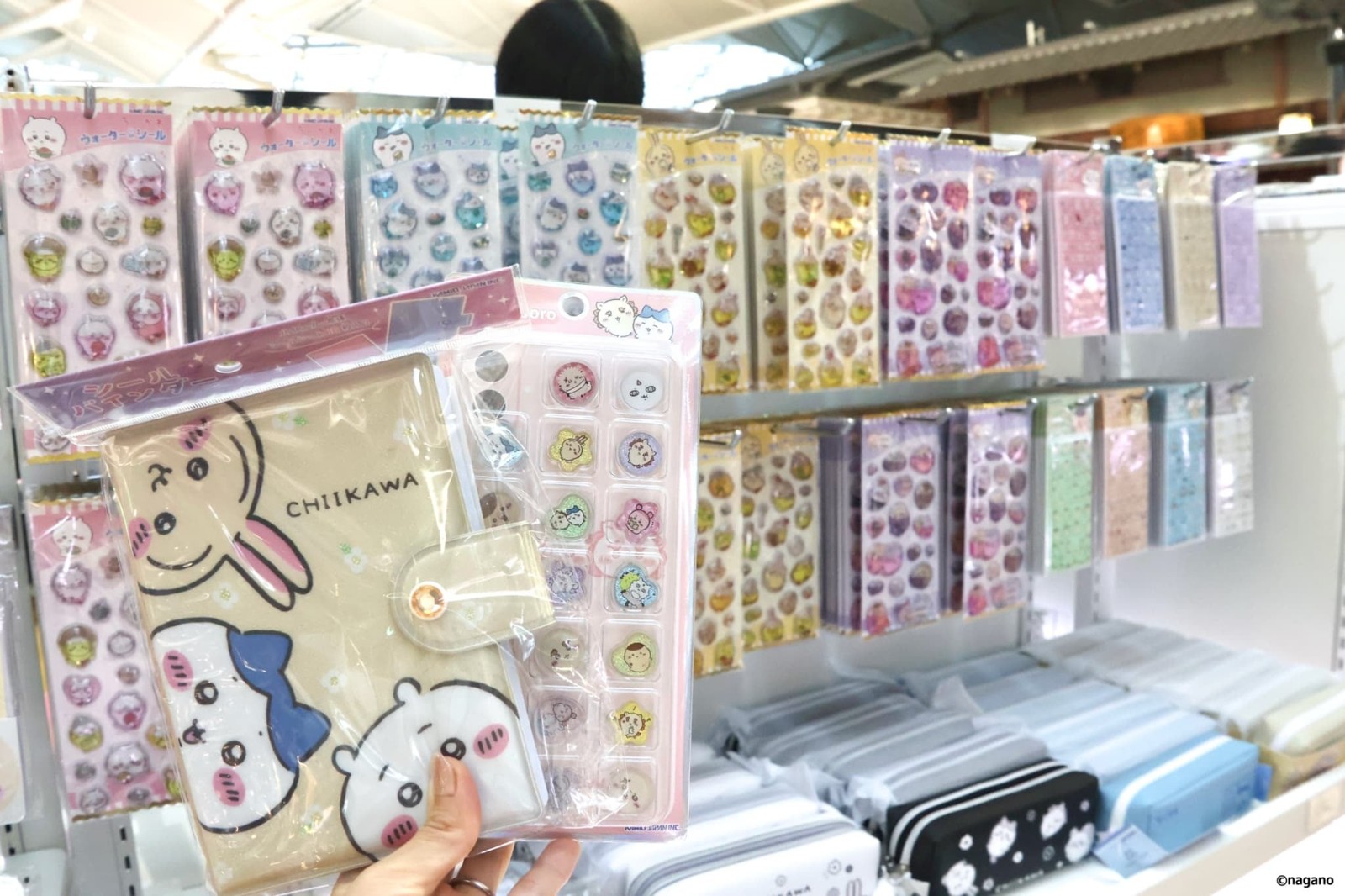 ちいかわたちのシールなどが並ぶグッズコーナー