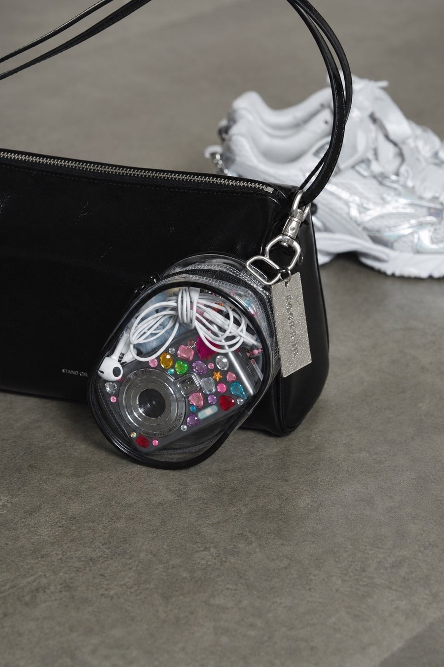 購入者特典「オリジナルクリアポーチ」の使用イメージ