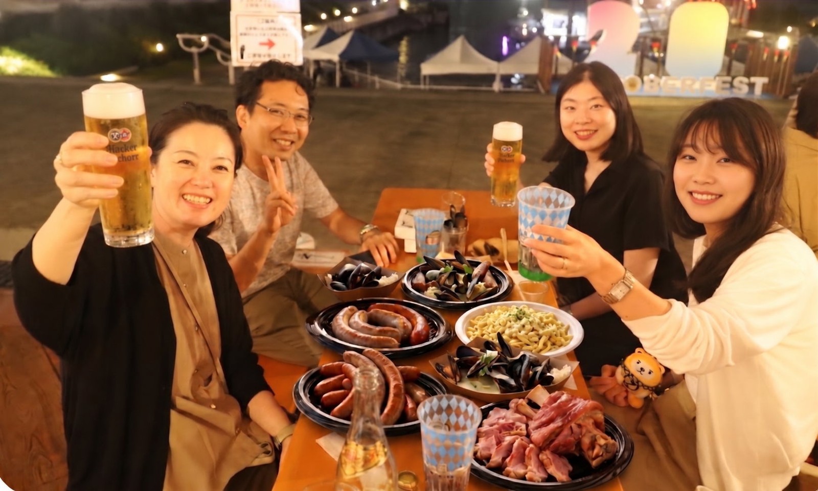 豊洲会場で乾杯する来場者とドイツ料理