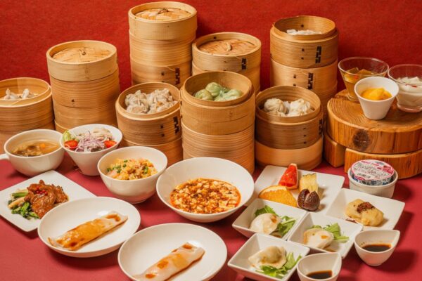 ラグナガーデンホテル「壺中天」のよくばりランチセット、点心の蒸籠や中国料理が並ぶテーブル