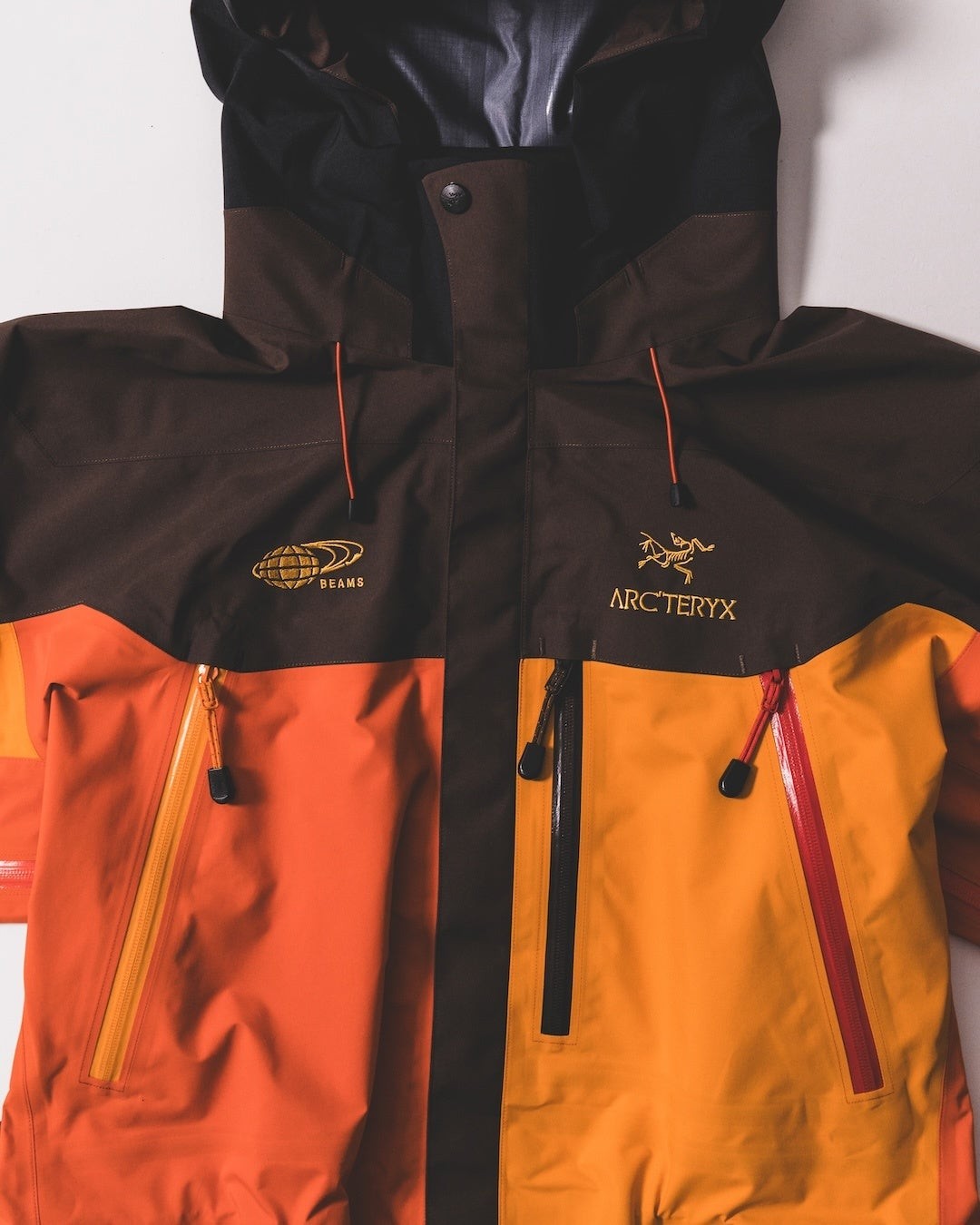 THETA AR JACKETのフードと胸元のロゴ刺繍