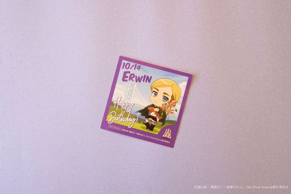 花を手にしたエルヴィンと「10/14 ERWIN」の文字を描いた誕生日ステッカー