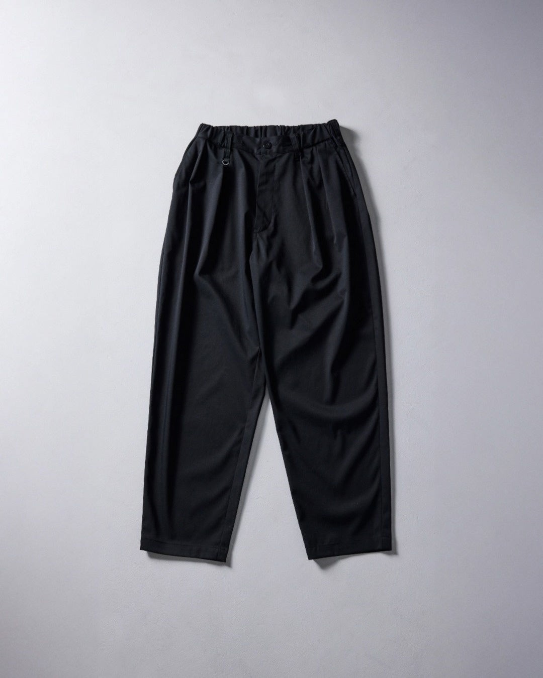 Macqlo × UNIVERSAL OVERALL ultimex two tuck tapered easy pants