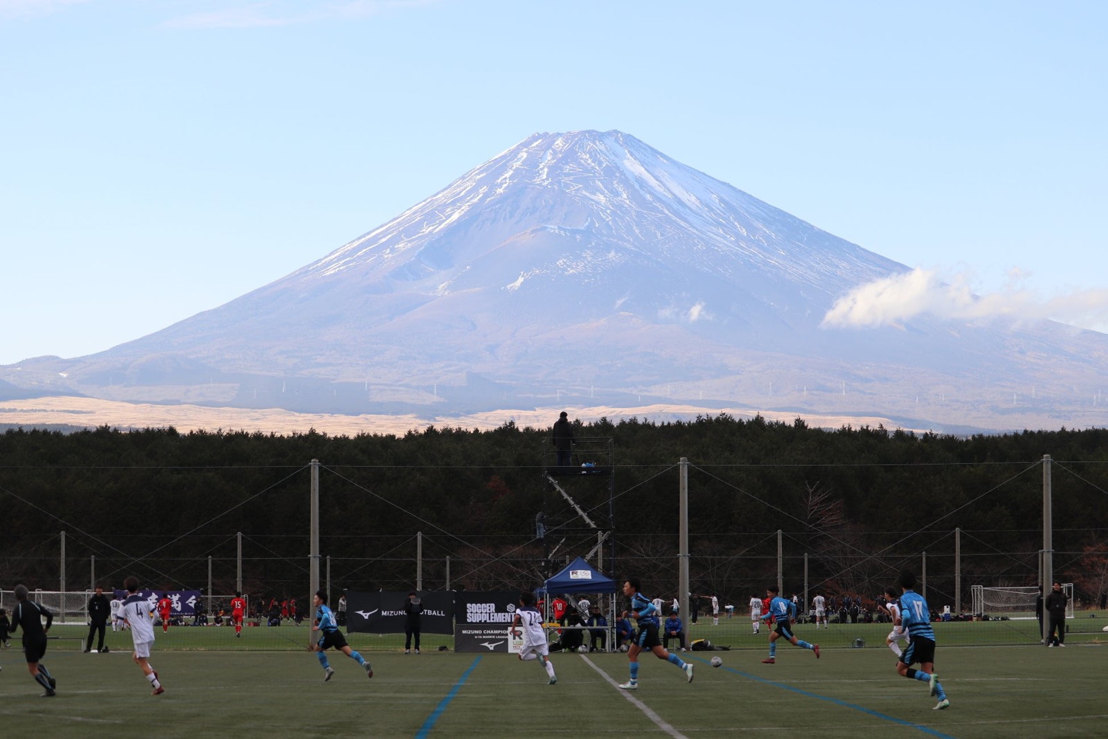 富士山を望む会場での試合の様子