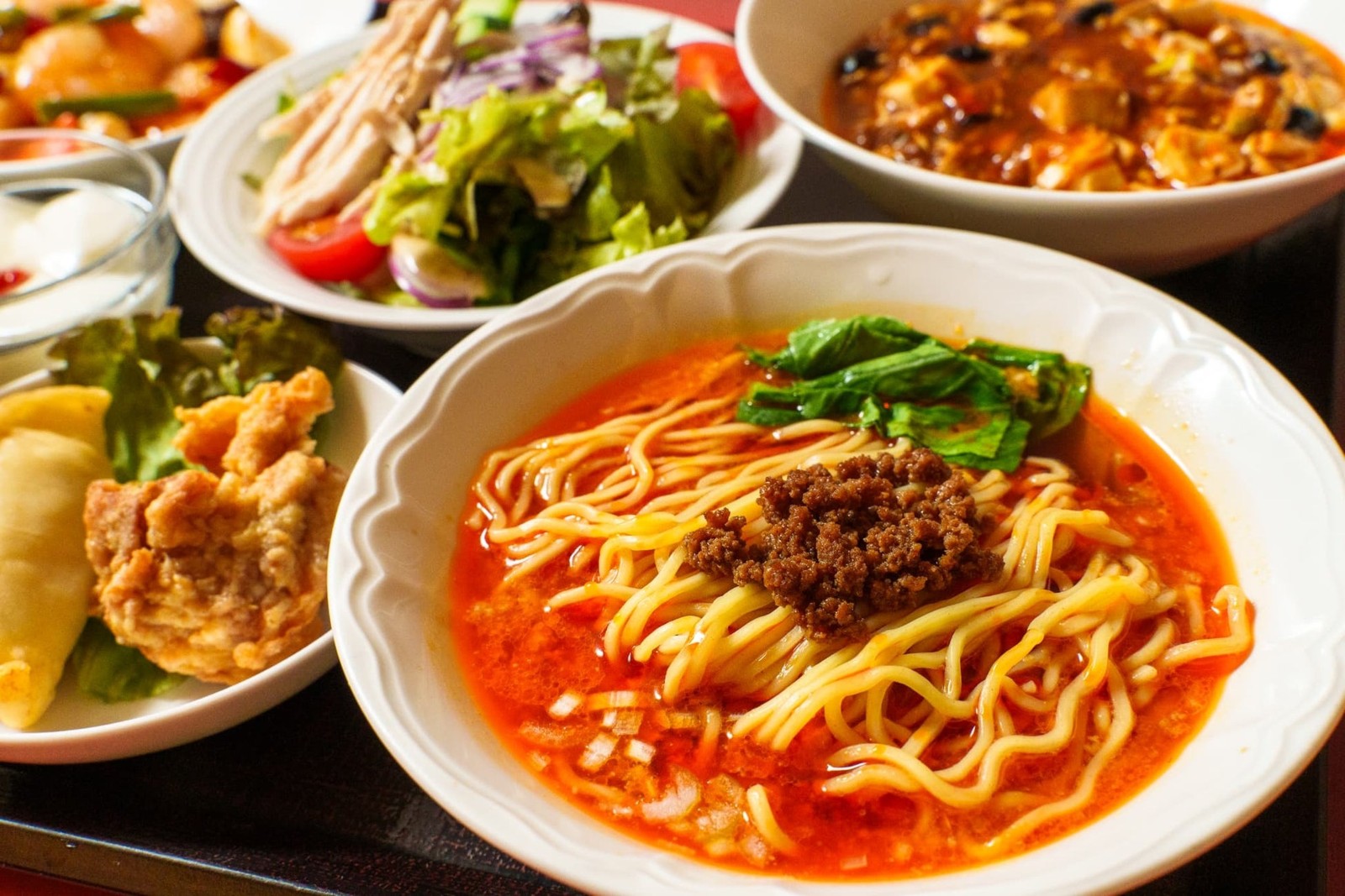 壺中天の「成都セット」の担々麺やサラダ、揚げ物