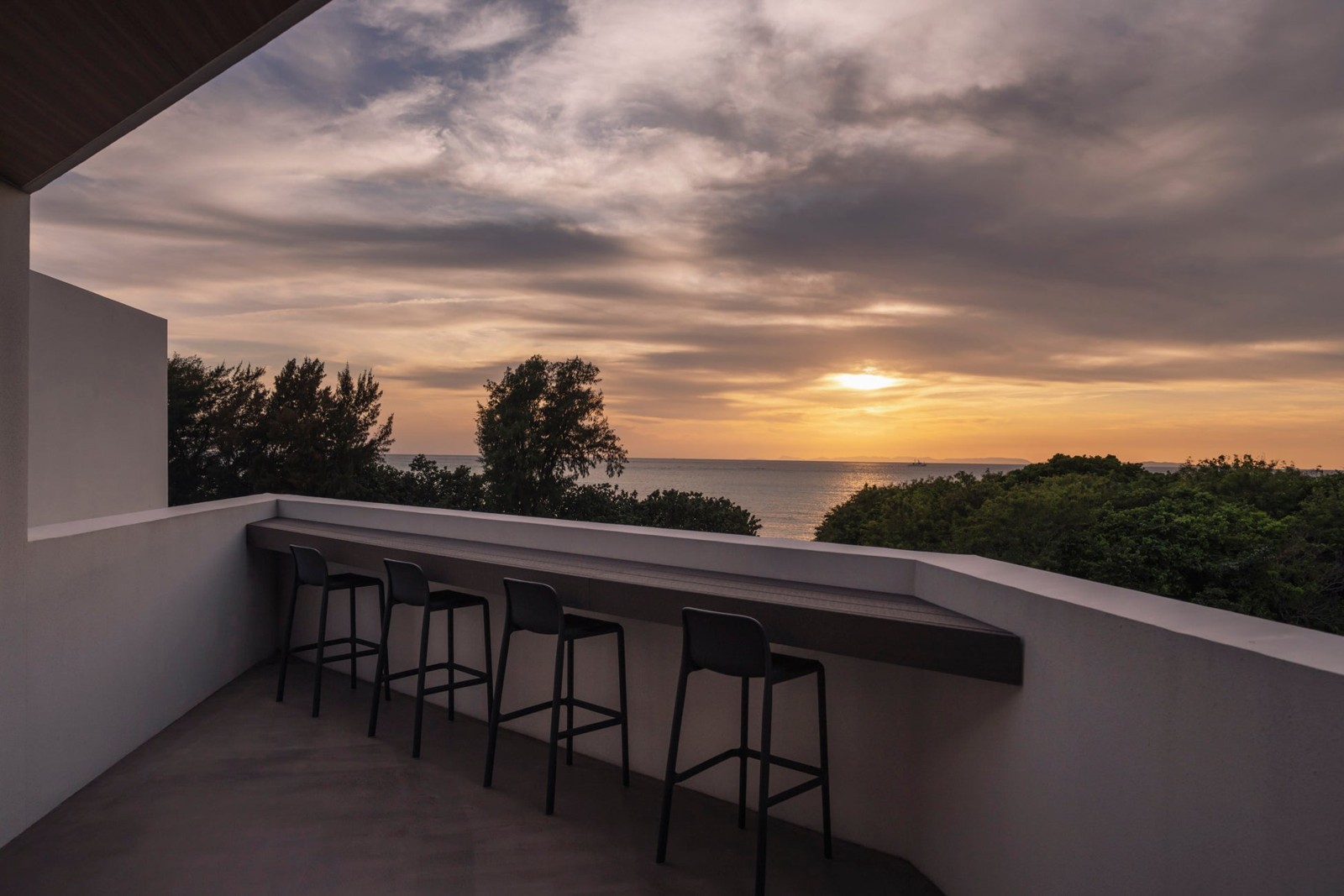 LiKES NASHIRO OCEAN FRONT Sunset Suite