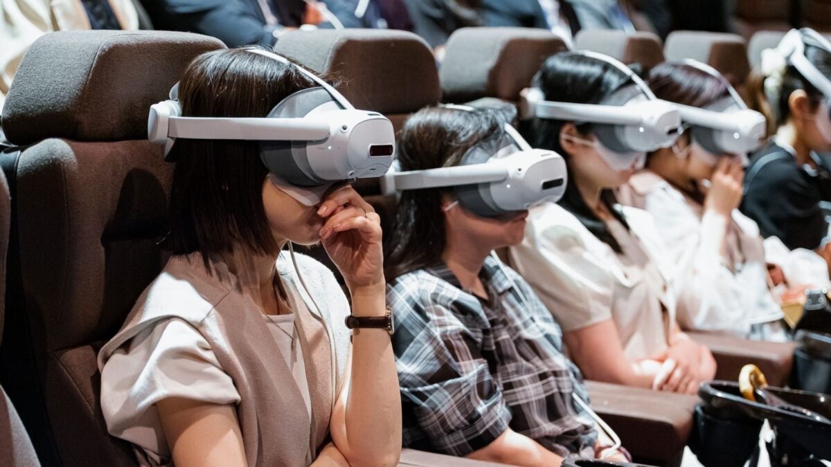 先行体験会でVRゴーグルを装着する参加者の様子