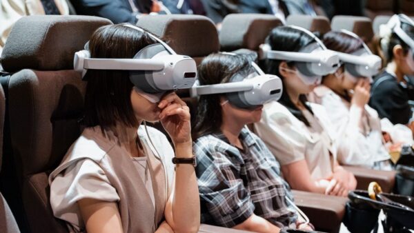 先行体験会でVRゴーグルを装着する参加者の様子
