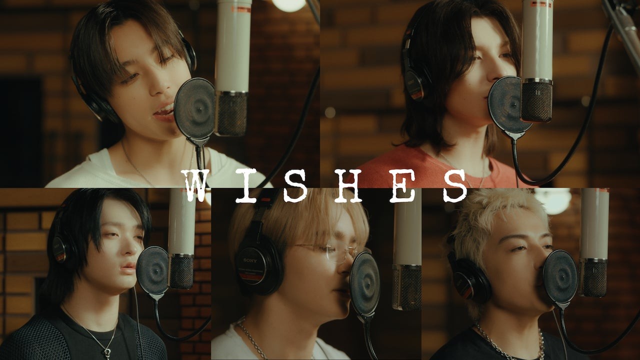 STARGLOW「WISHES」のリリックビデオ告知画像。マイクとヘッドホンを使う5人