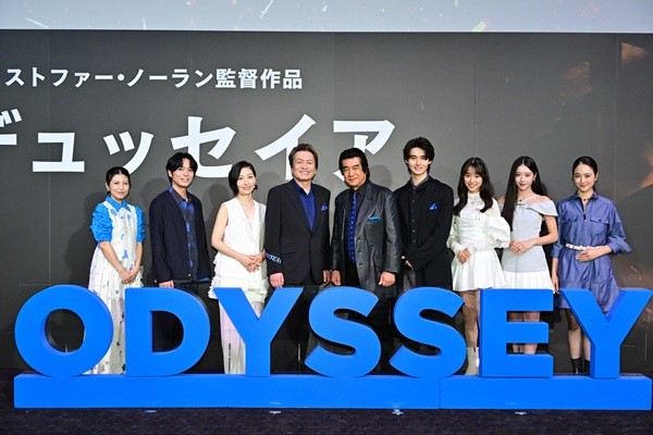 吹替版上映イベントに登壇したキャスト・ゲストの集合写真