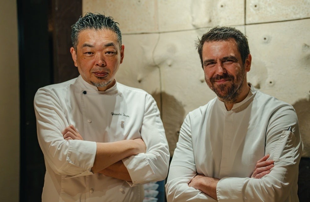 鮨 ラビス 大阪 ヤニック・アレノ料理長 安田至（左）とest料理長 ギヨーム・ブラカヴァル（右）