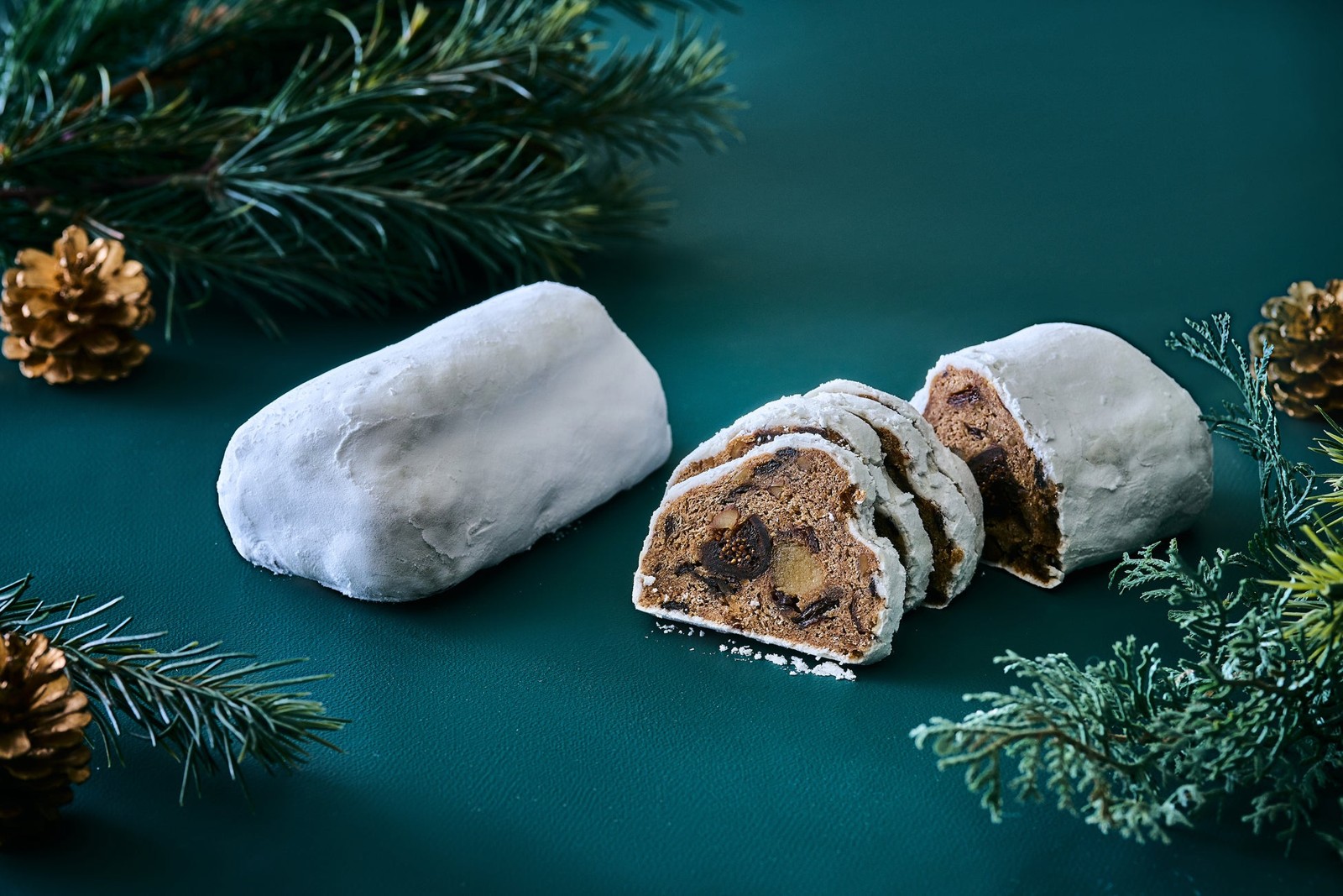 クリスマスブレッドのシュトーレン、切り分けた断面とドライフルーツ