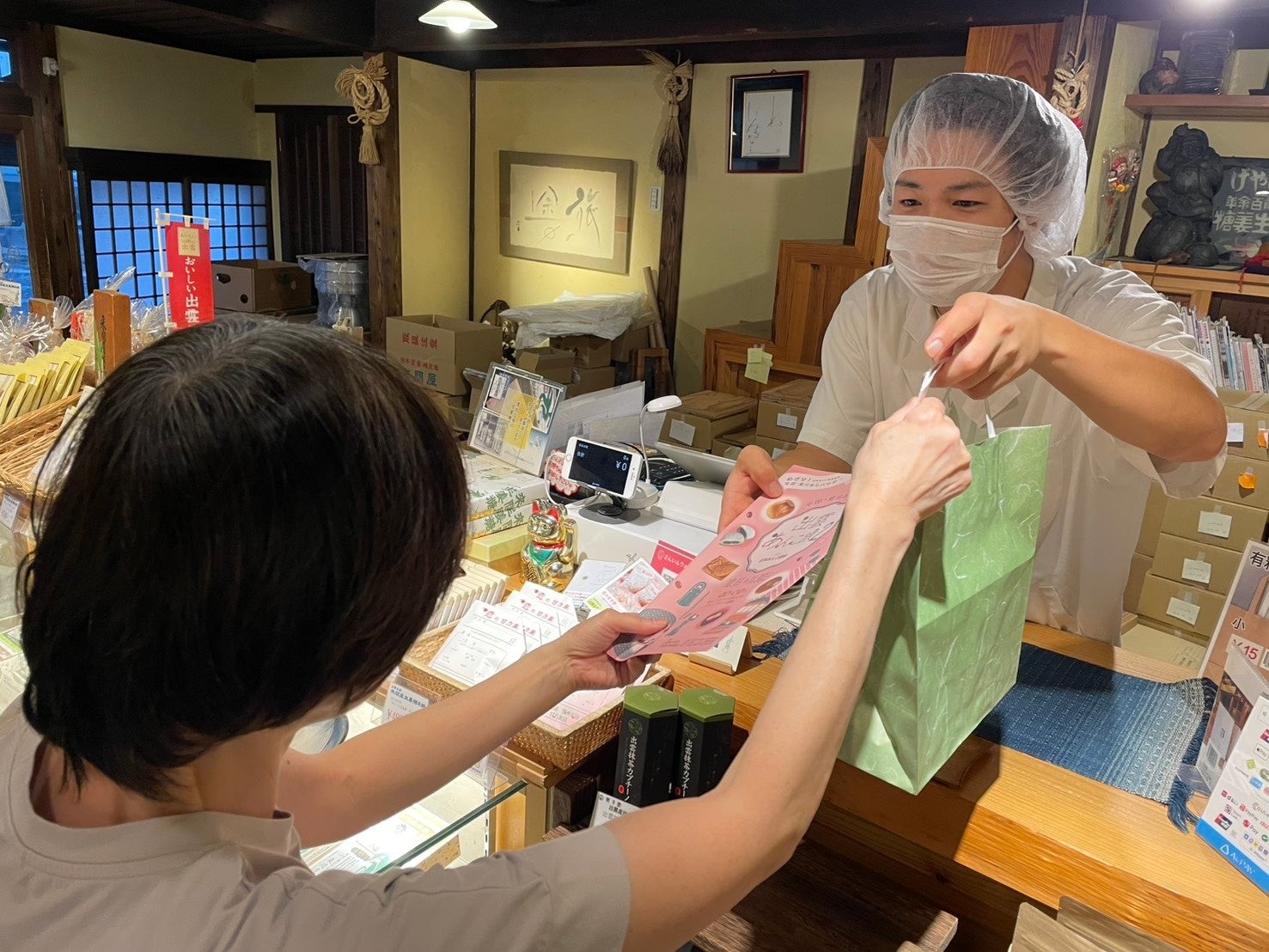 出雲あんこ旅のパンフレットを配布する店頭