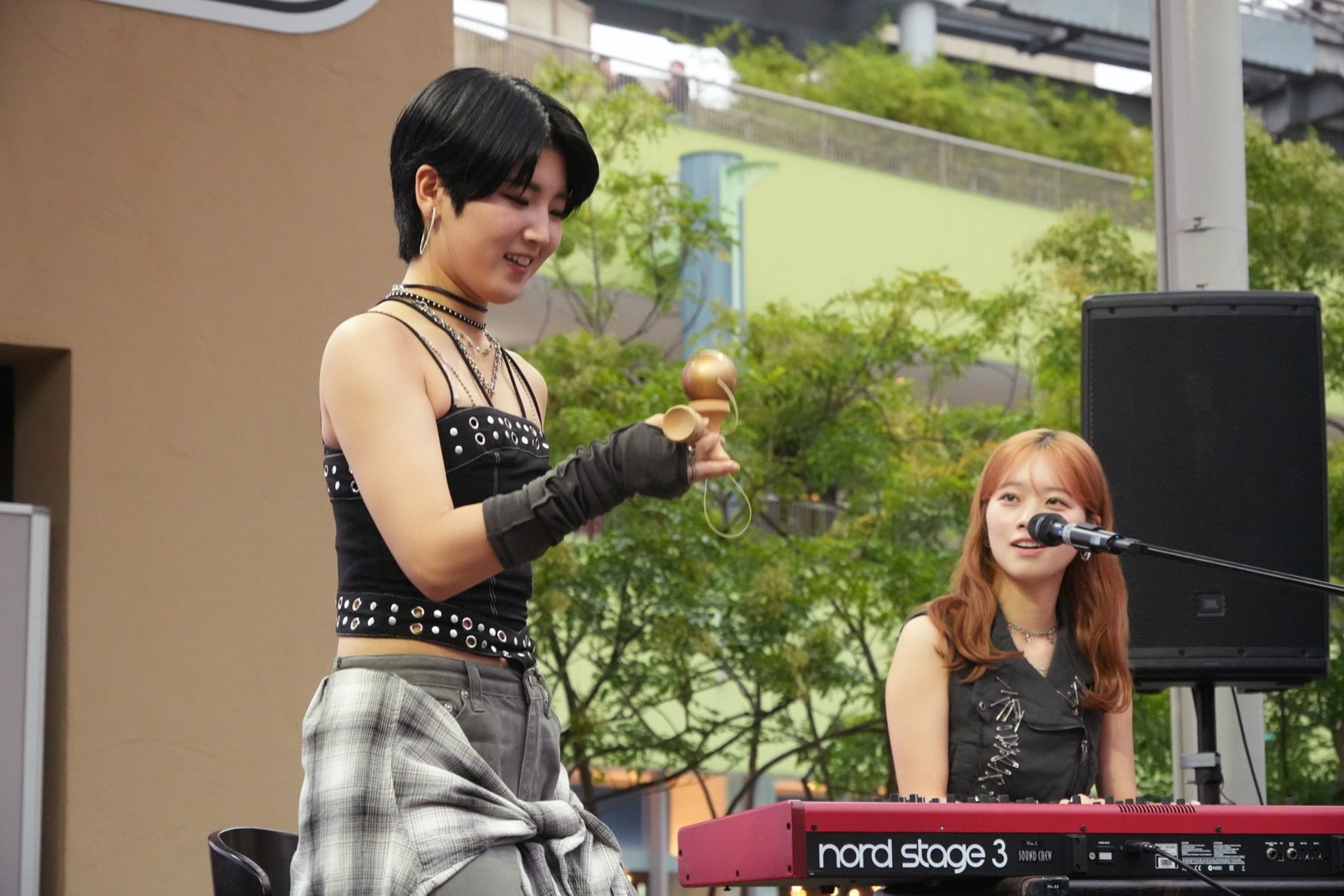 けん玉を手にする出演者と、キーボードの前に座る出演者