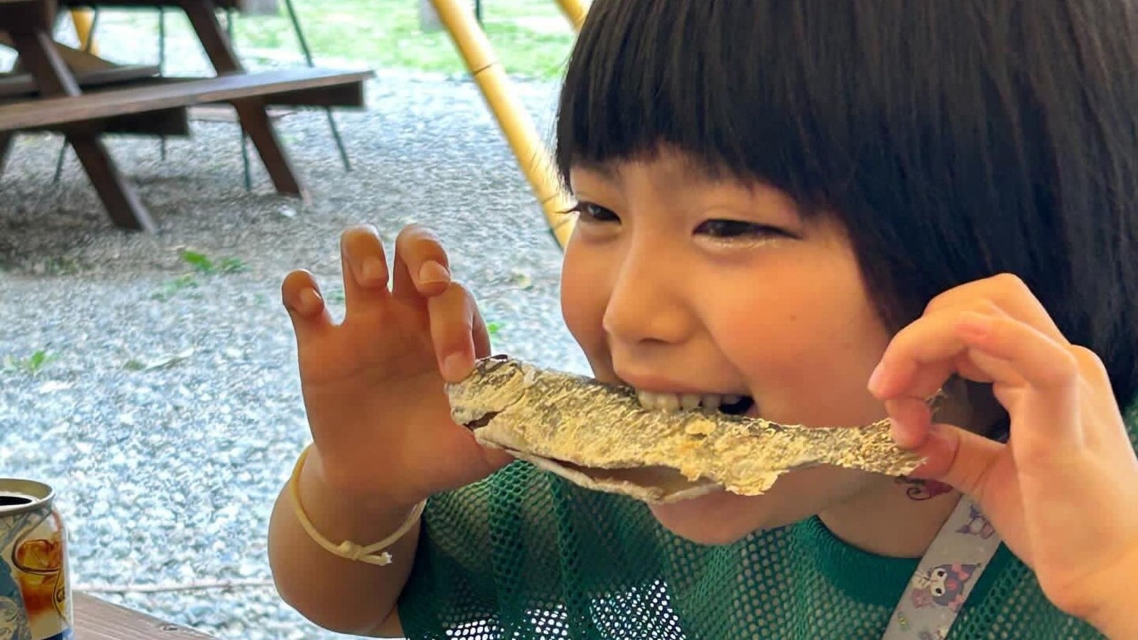 マスの炭火焼き体験