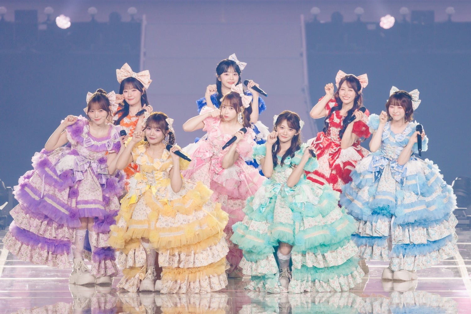横浜アリーナ公演でポーズをとるCUTIE STREETの8人