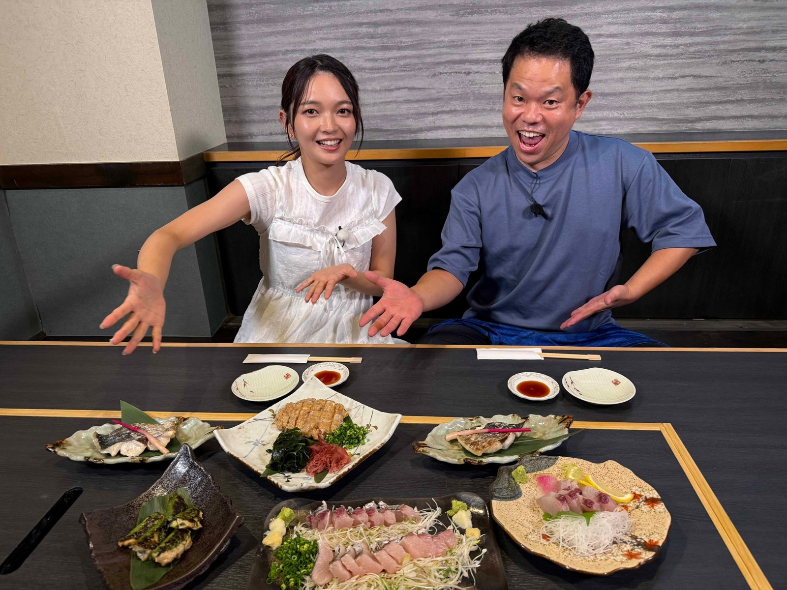 料理を前に笑顔のダイアン・津田篤宏と福留光帆