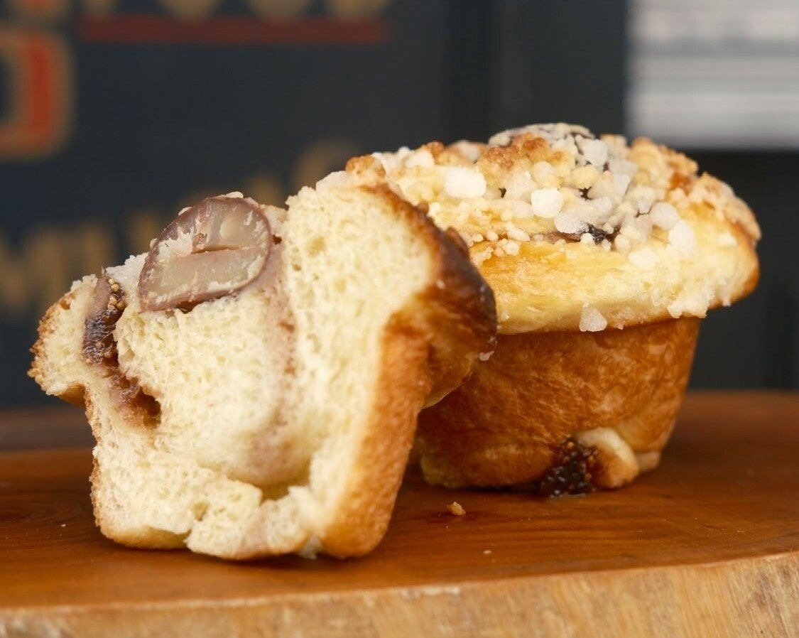 THE BAKEの丹波栗ロール、断面とホール