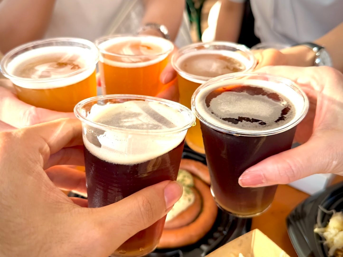 会場で乾杯するビールの入ったカップ