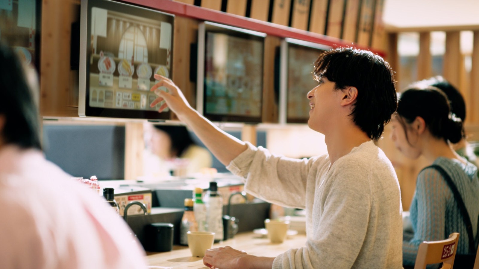 スシロー店内でタッチディスプレイを操作する横浜流星さん