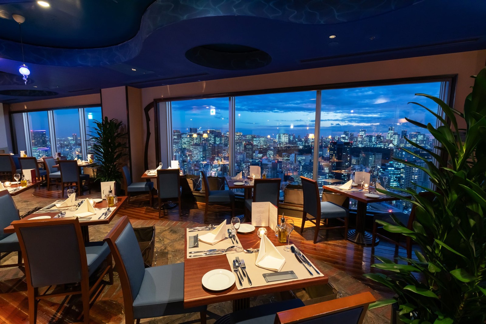 夜景を望む窓際の食卓が並ぶ、アーティスト カフェのサウスダイニング(クリスマス用レイアウト)