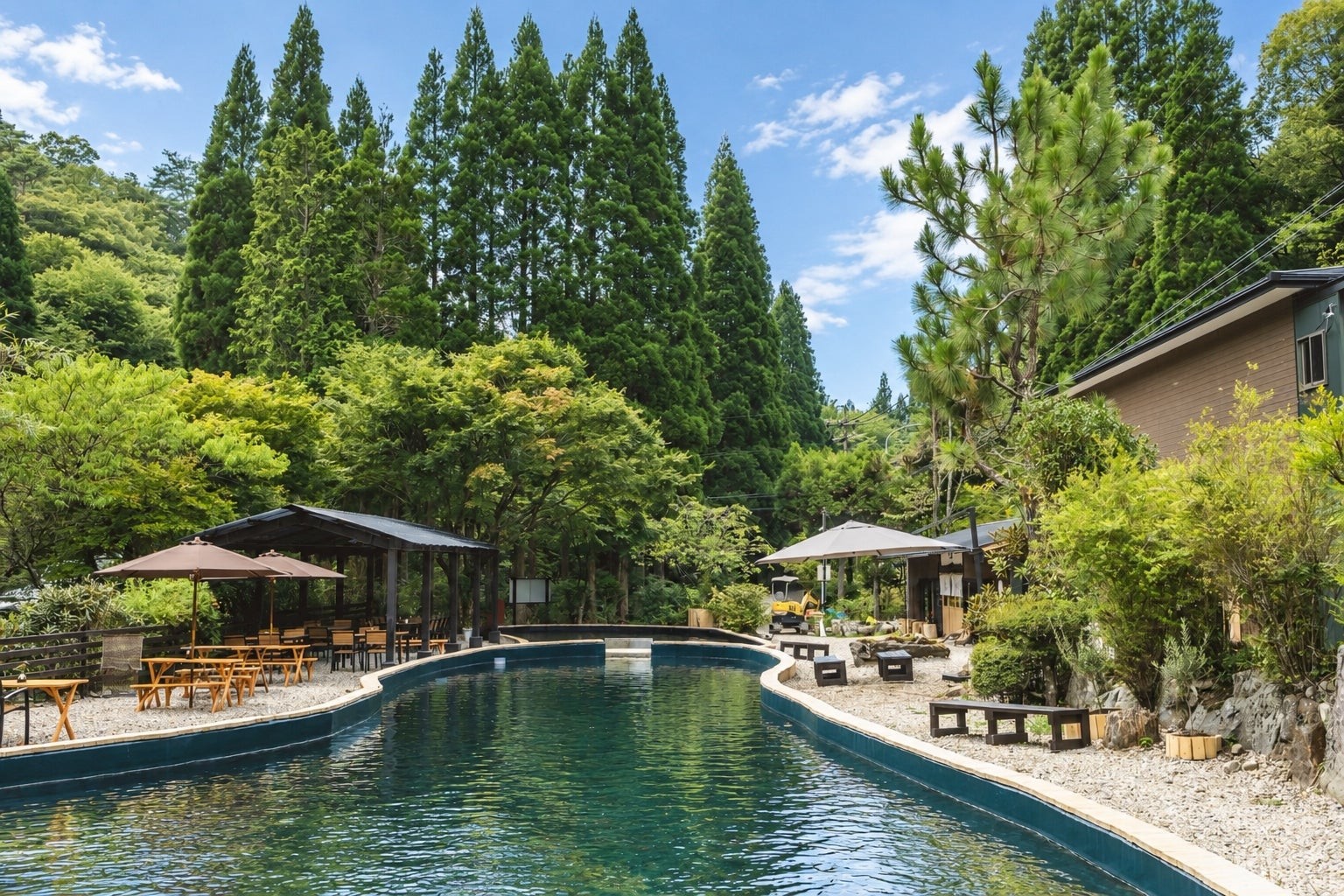 互いの森PARKの釣り堀とパラソル席の全景