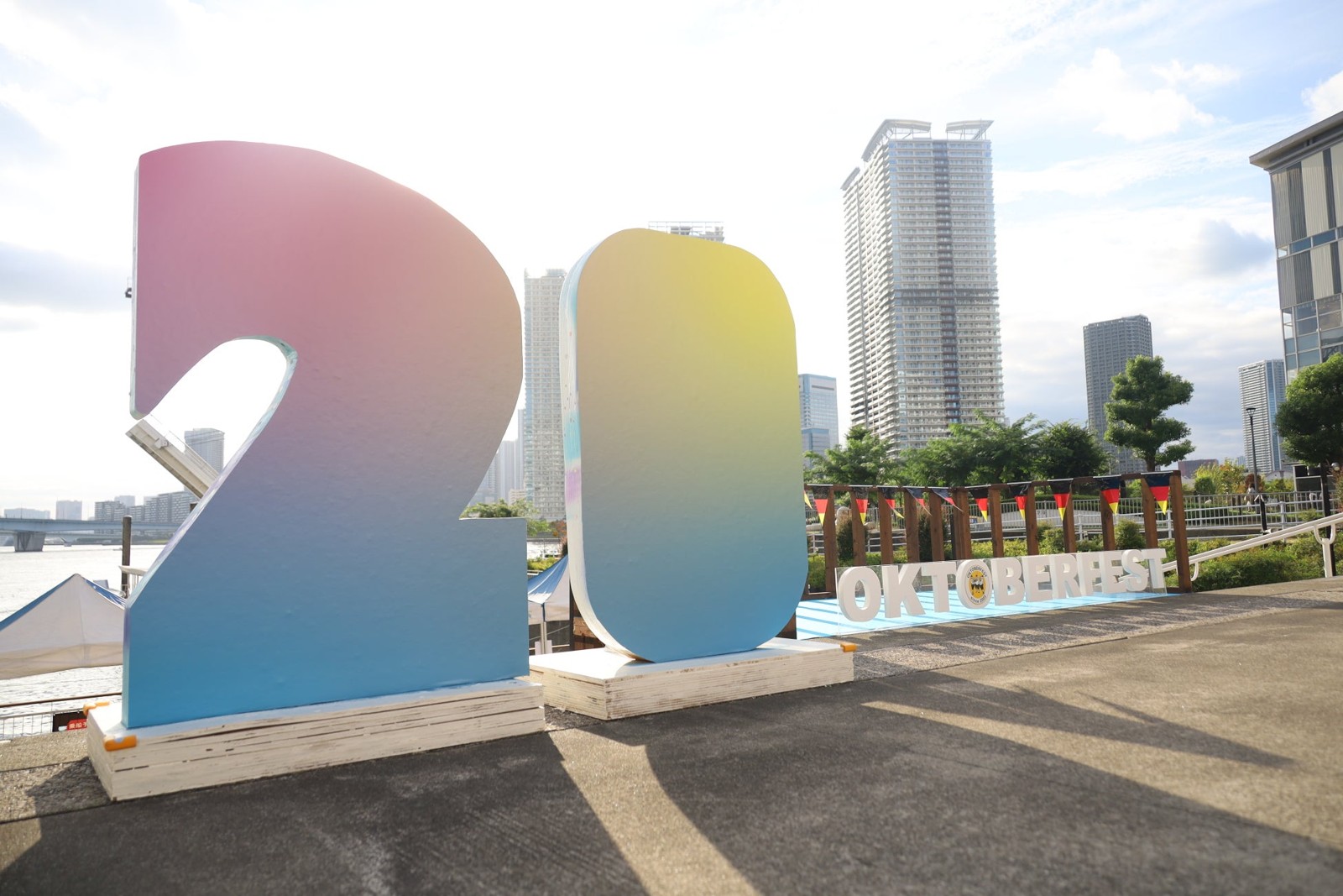 アーバンドック ららぽーと豊洲、開業20周年にちなんだ「20」のオブジェ