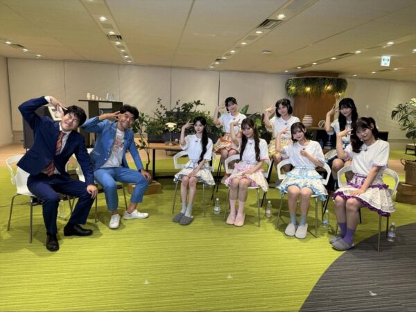 『モアスタのお歌詞もぐもぐ』に出演するMORE STARと土佐兄弟の集合写真