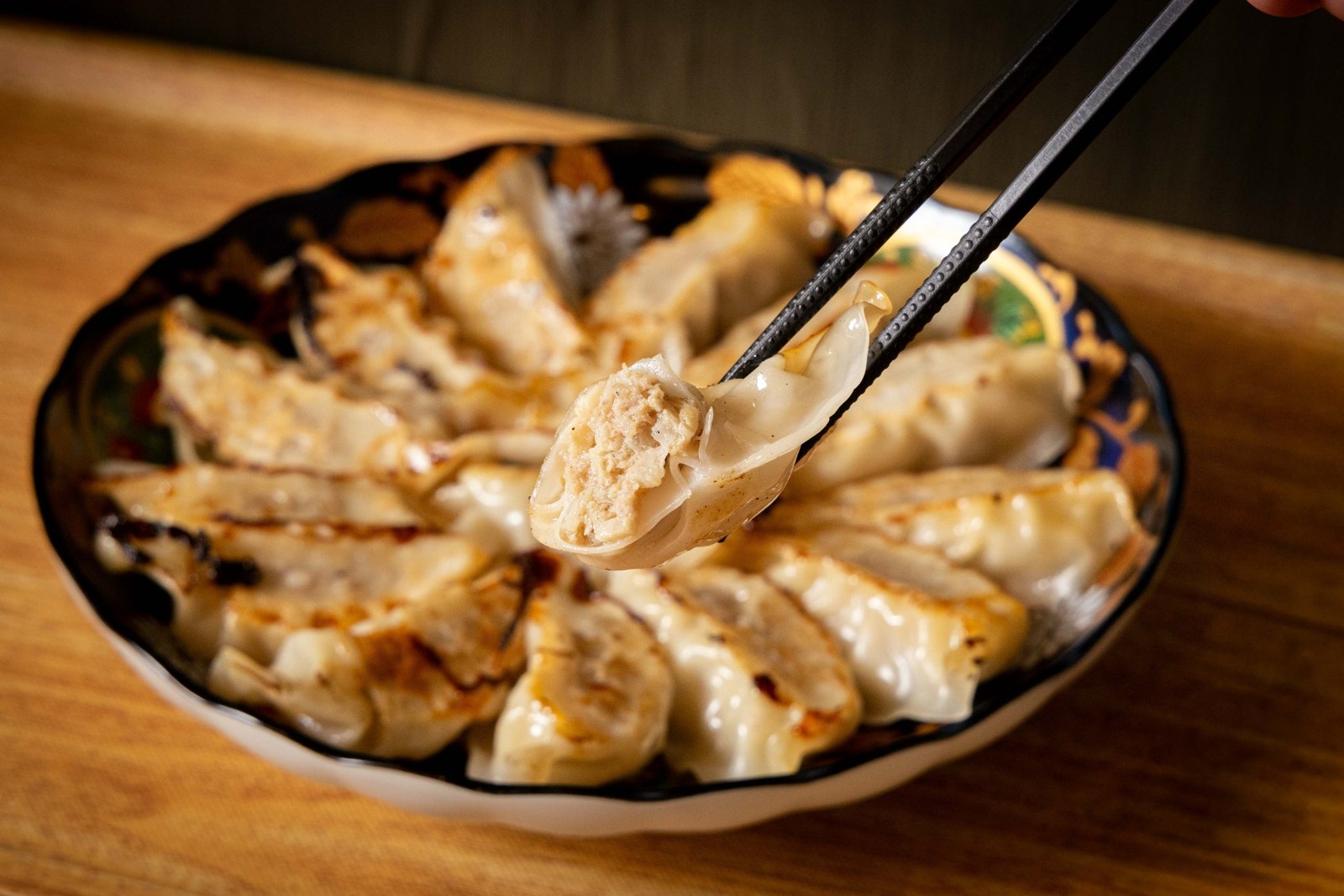 博多ひとくち餃子を箸でつまむ様子