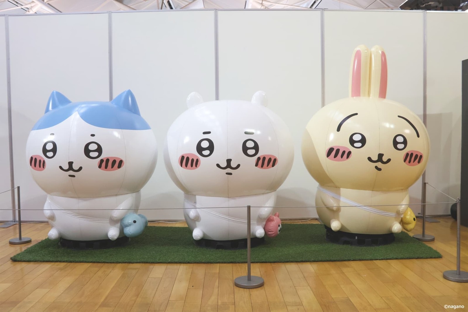 ちいかわ、ハチワレ、うさぎが並ぶフォトスポット