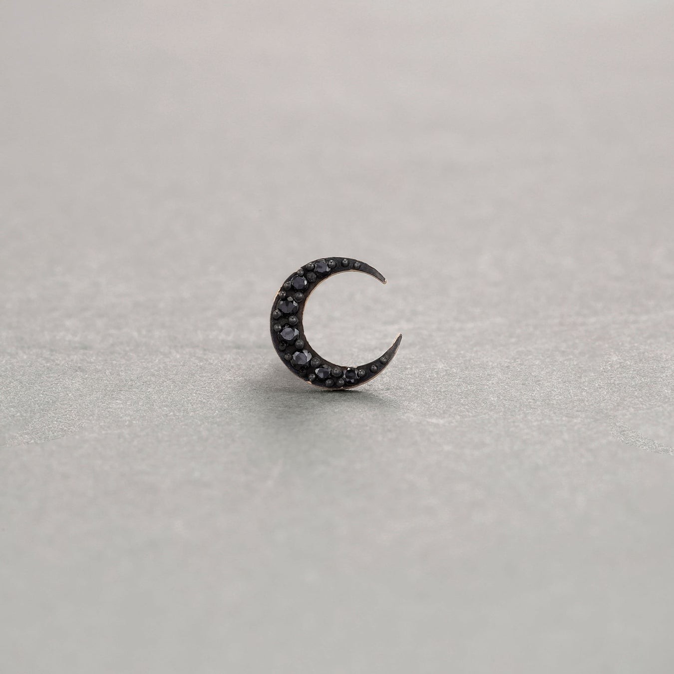 シングルピアス MOON so black