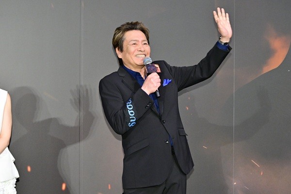 吹替版上映イベントで手を振る平田広明さん