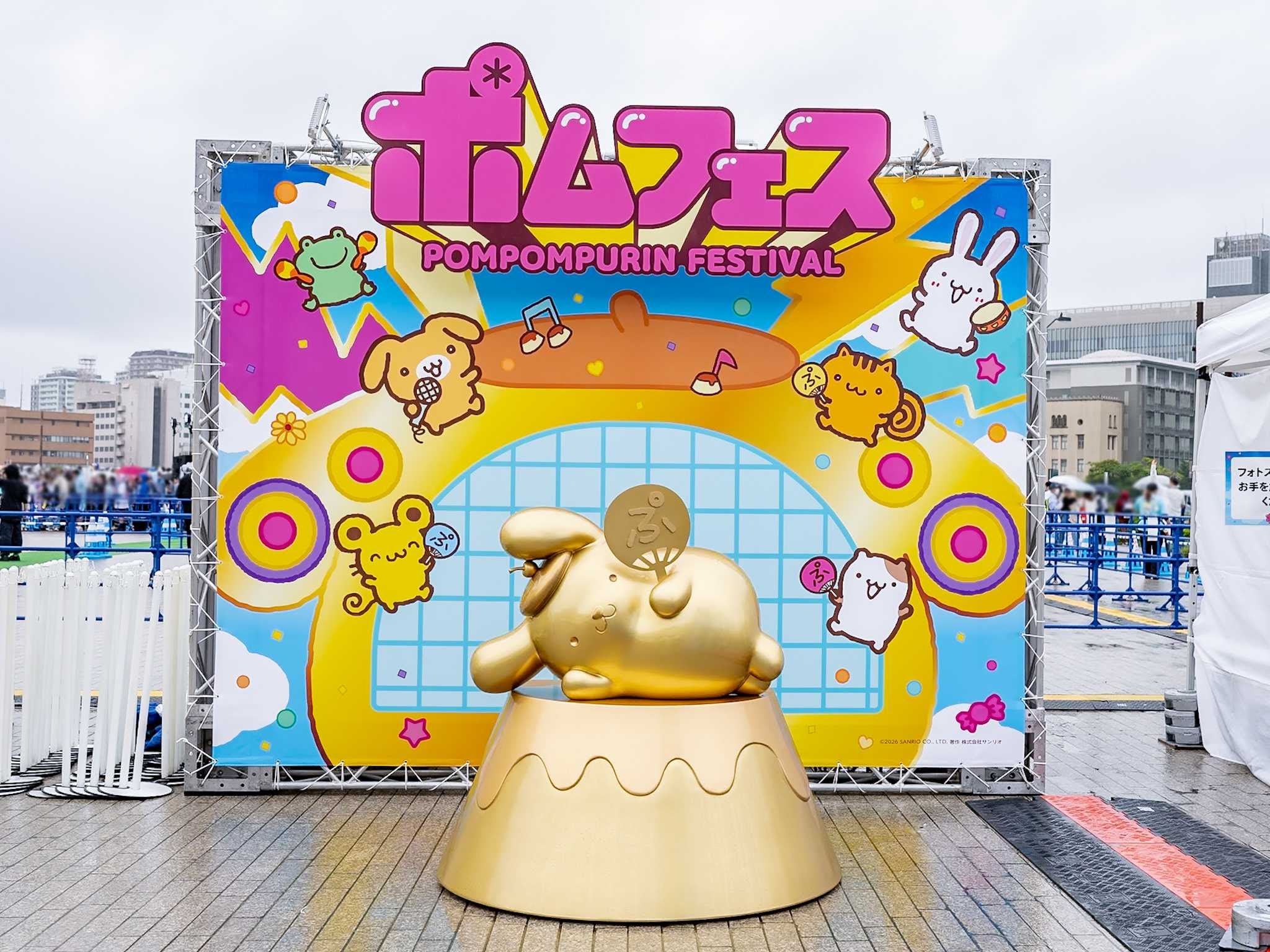“ポムフェス”のゴールデンプリン像