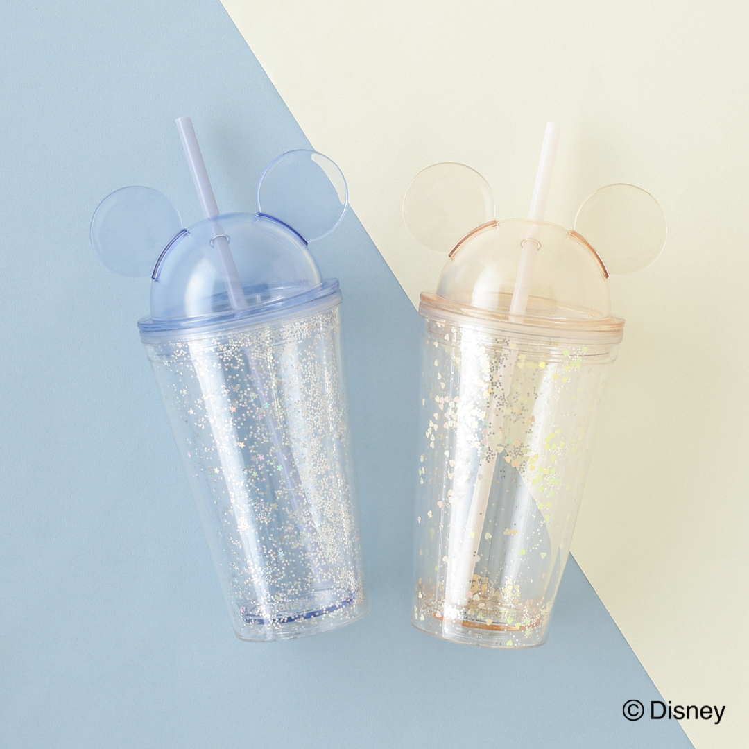 ミッキーマウスの立体モチーフとグリッターをあしらったプラスチックタンブラー