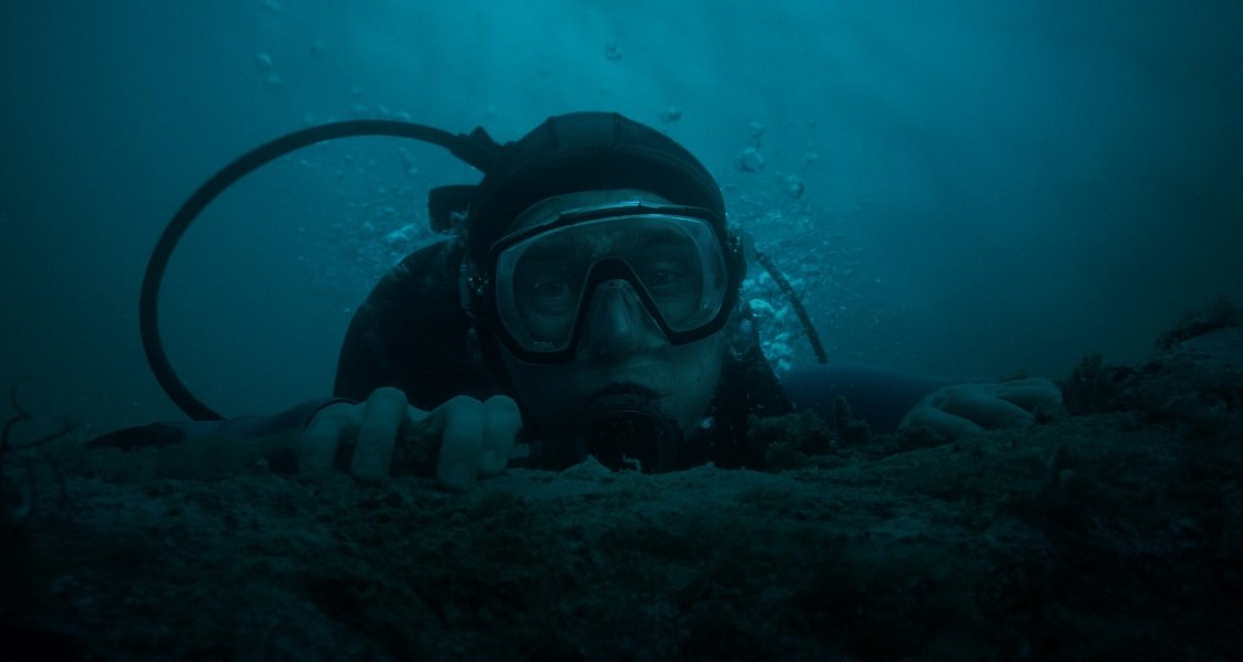 『クジラに落ちた男』水中でのジェイの場面写真