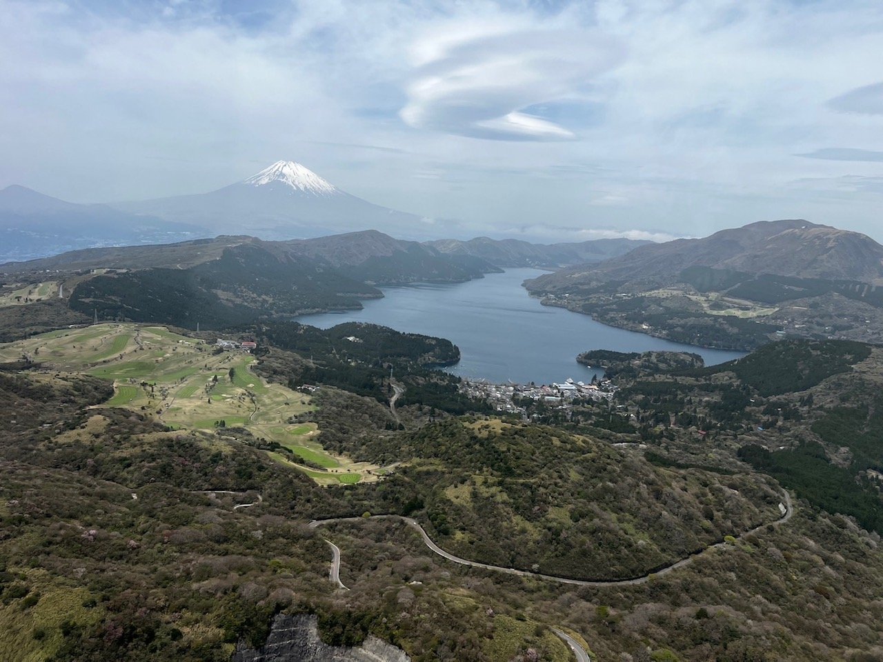 芦ノ湖と富士山を望む上空風景