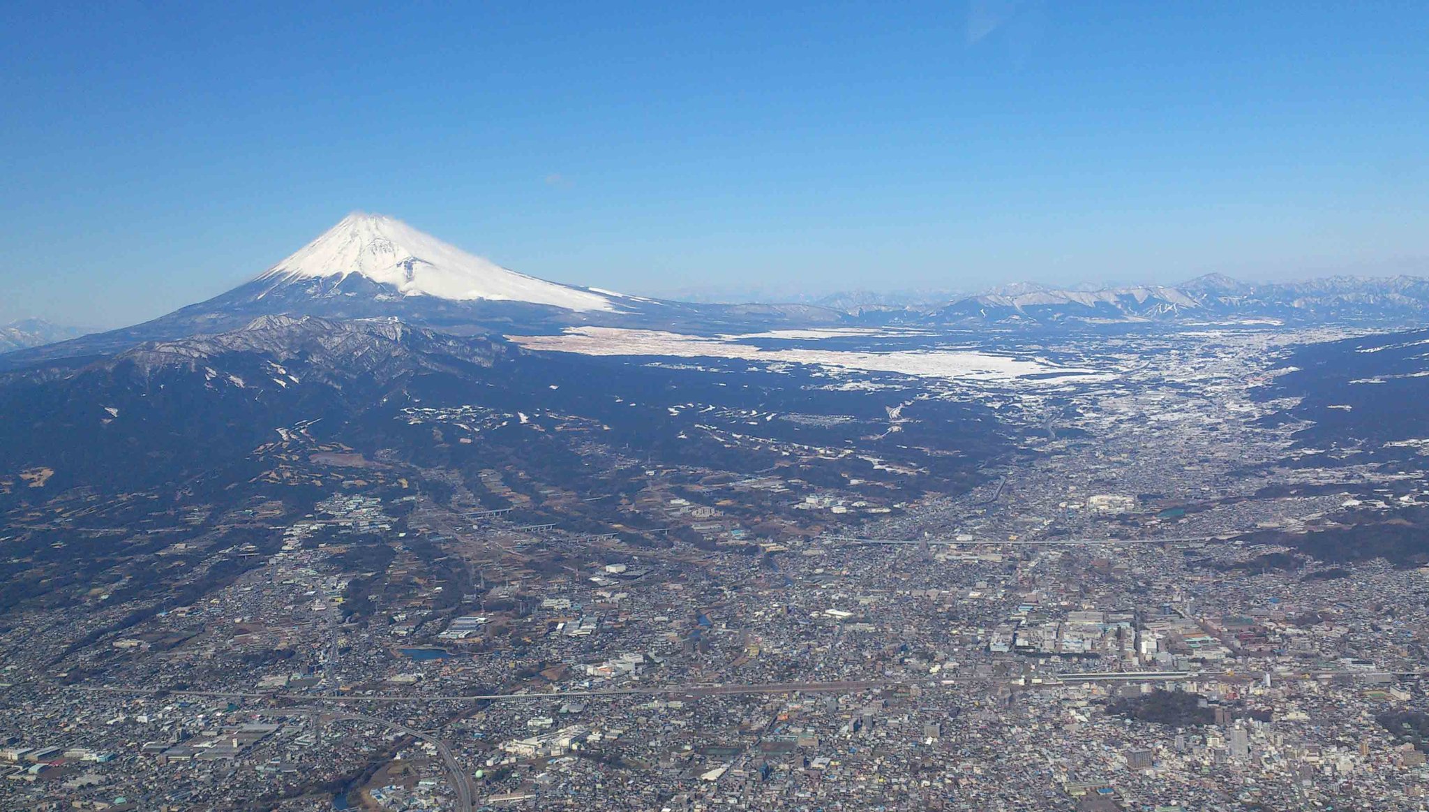 雪化粧した富士山と麓の市街地