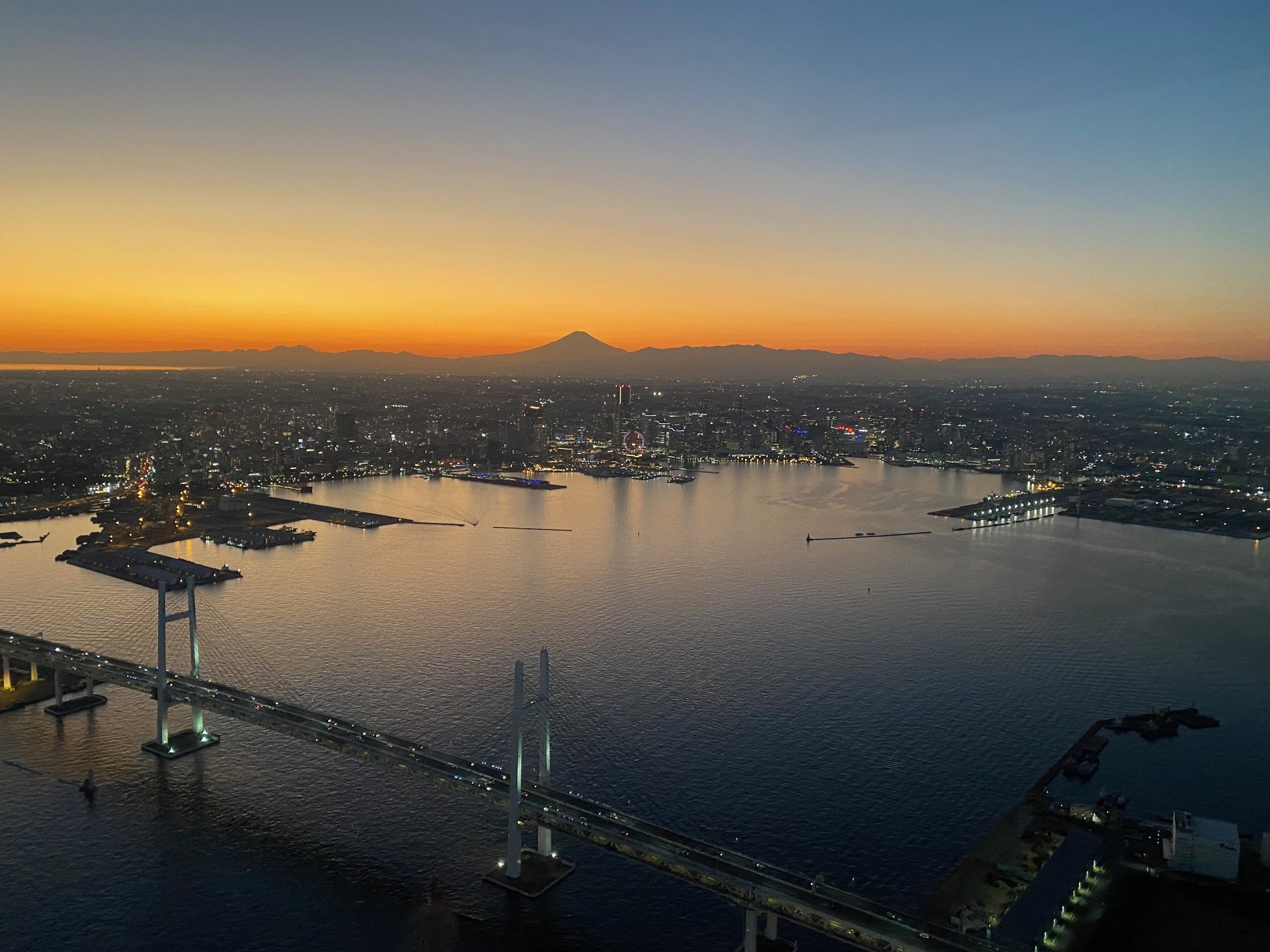 夕暮れの富士山と横浜ベイブリッジ、みなとみらい