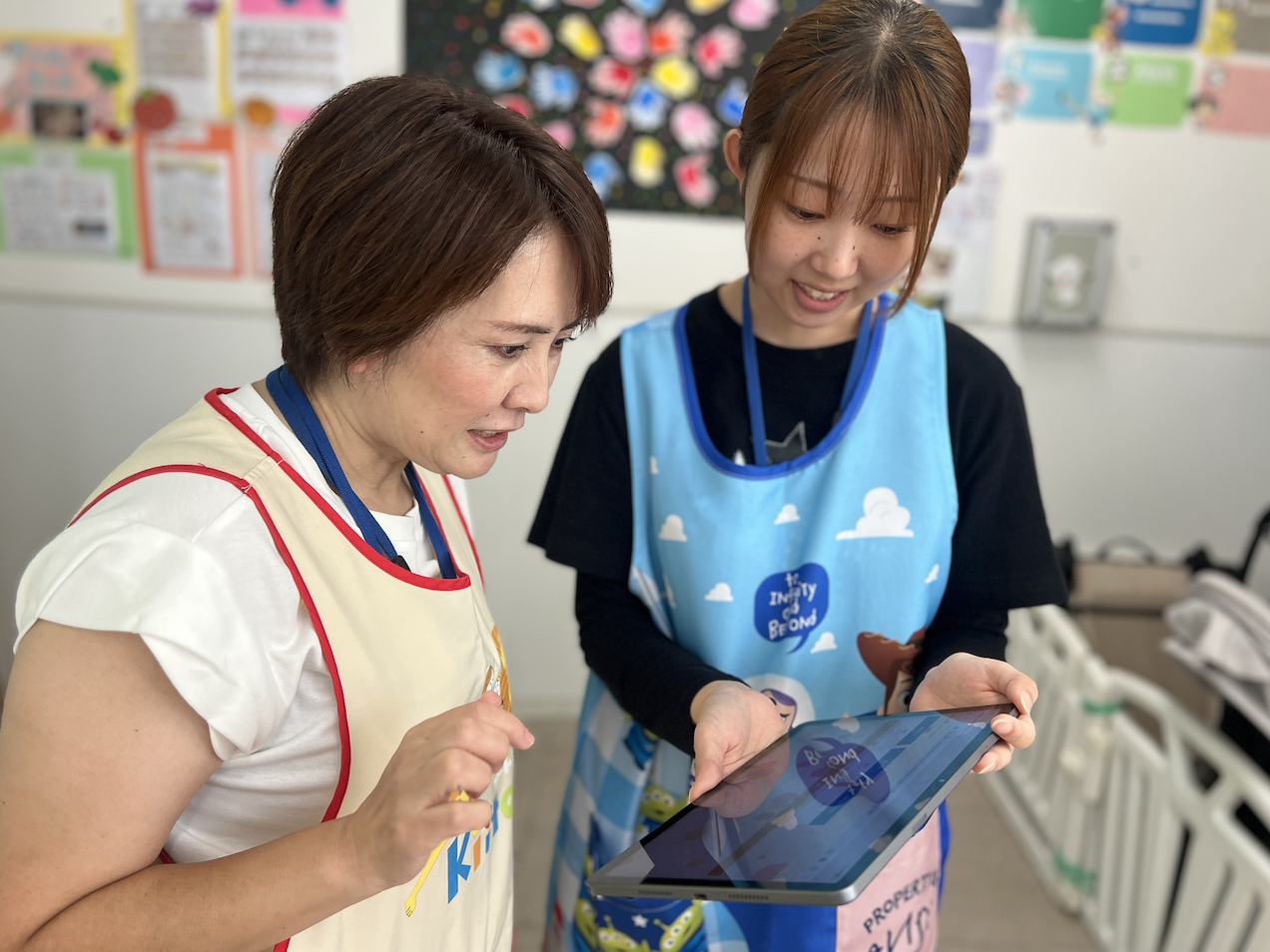 タブレットで園児の情報を確認・共有する保育士