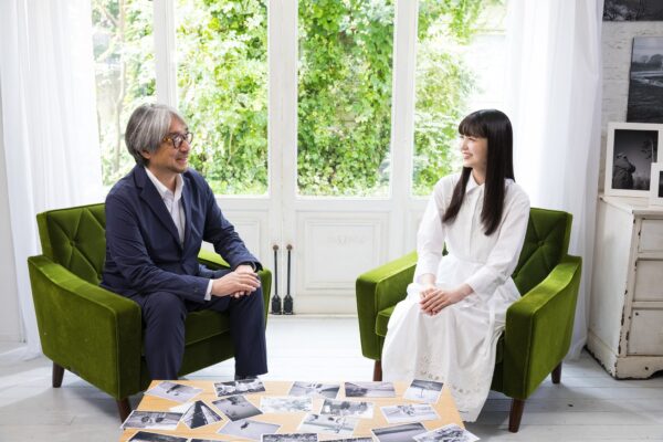 小山薫堂氏と久保史緒里の対談風景