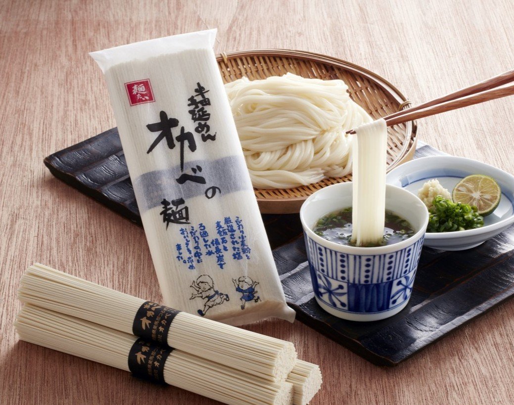 「オカベの麺」のパッケージと茹で麺